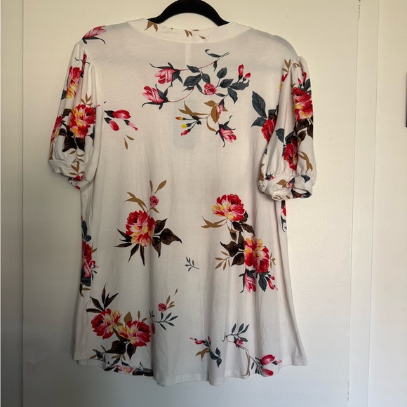 Women’s White Red Floral Short Sleeve Top Size XL NWT - Picture 5 of 9